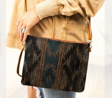 Fashion Kimbell Crest Crossbody Clutch - Black
