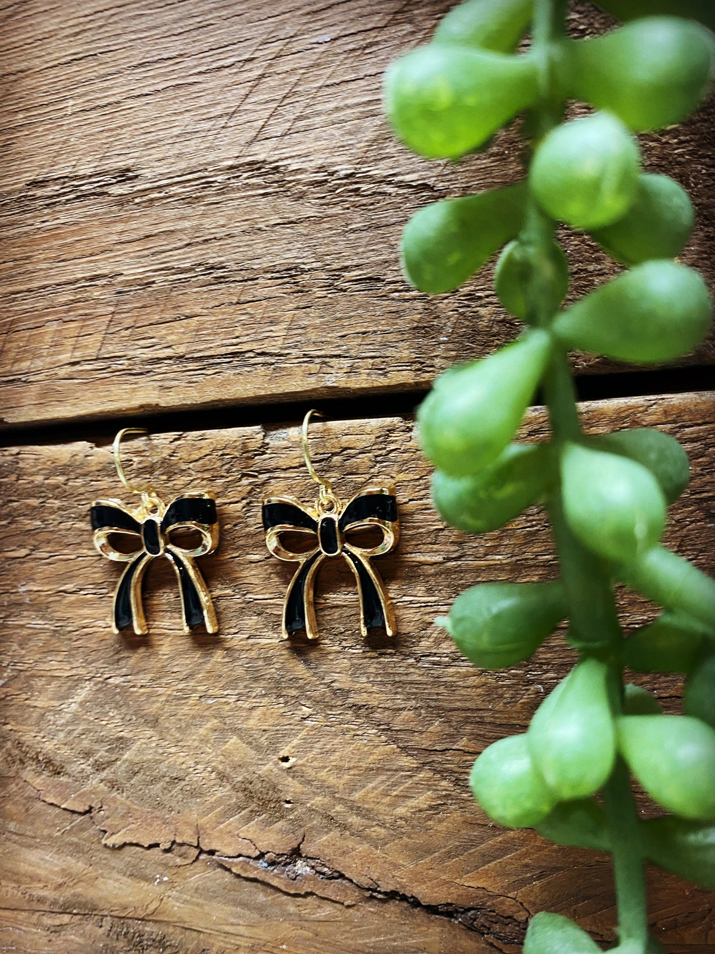 Happy Enamel Bow Earrings - Black